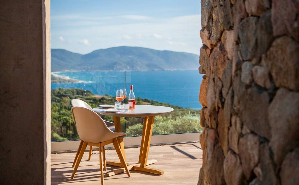 Villa avec vue mer méditerranéenne, terrasse panoramique et table de dégustation