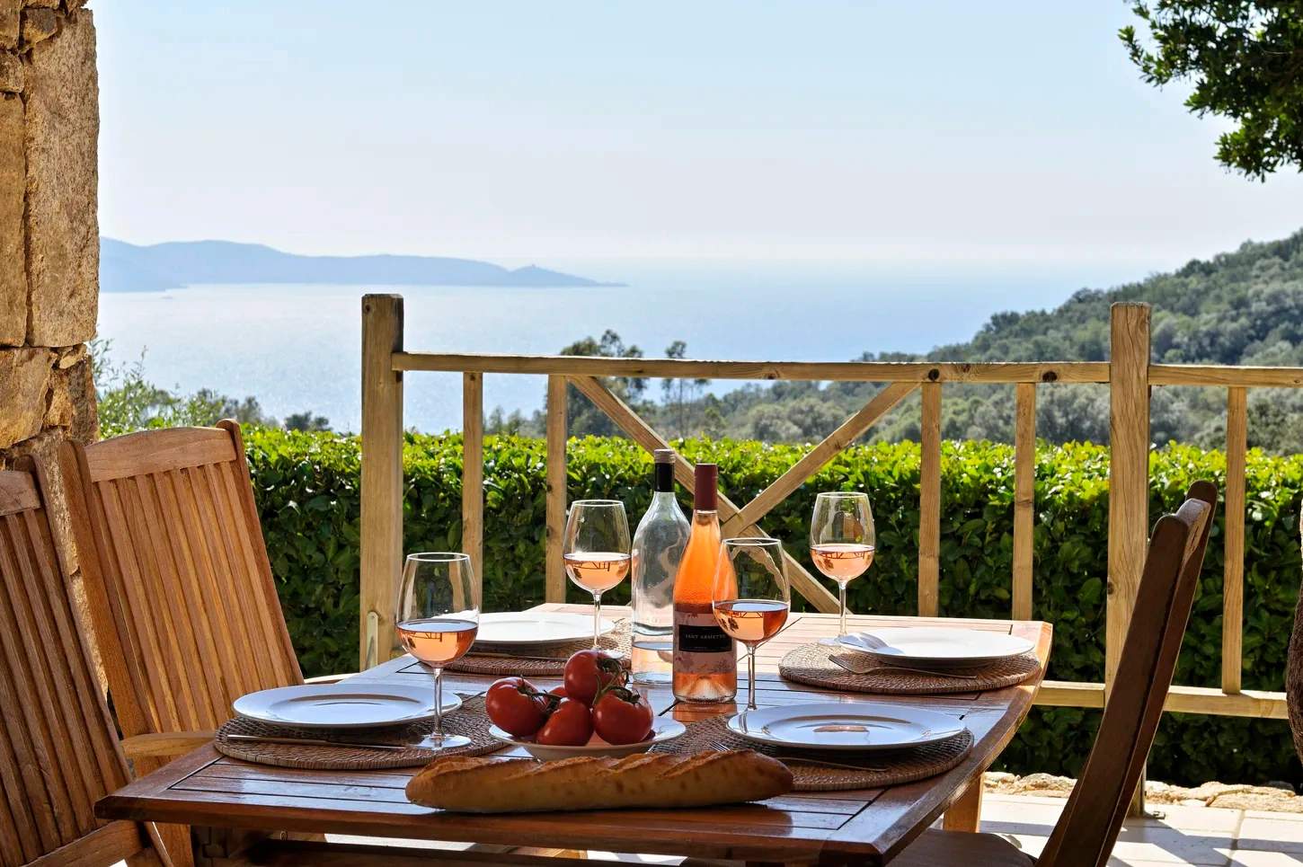 Résidence de luxe avec terrasse panoramique sur la mer et vignoble