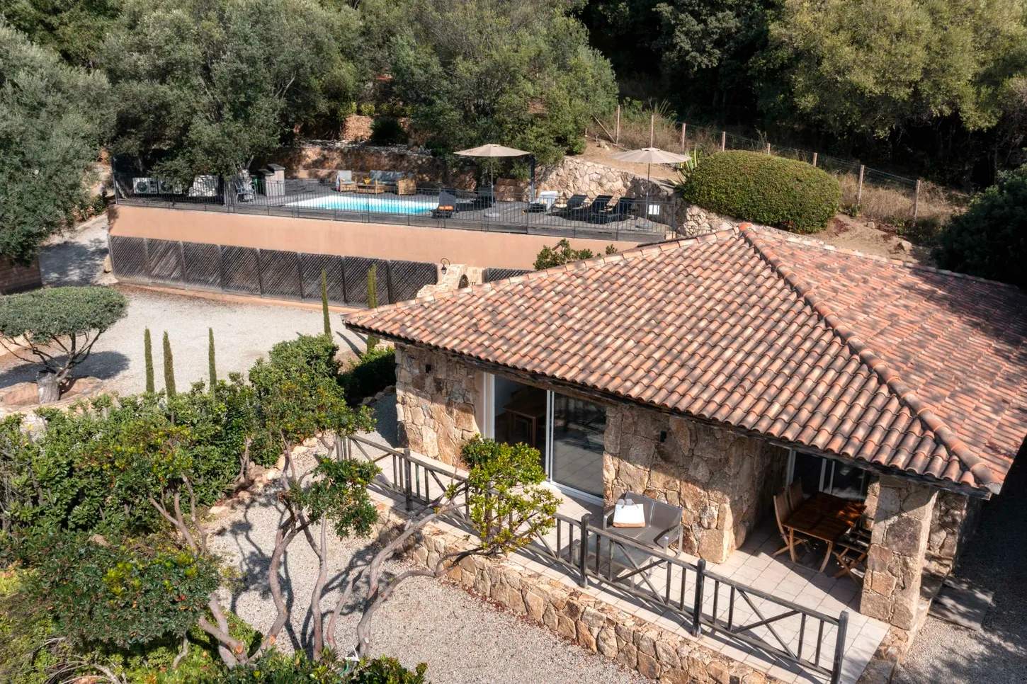 Résidence de luxe en Provence avec piscine, terrasse et architecture méditerranéenne