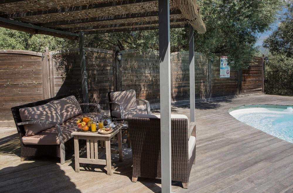 Villa avec piscine et terrasse aménagée sous pergola avec salon de jardin