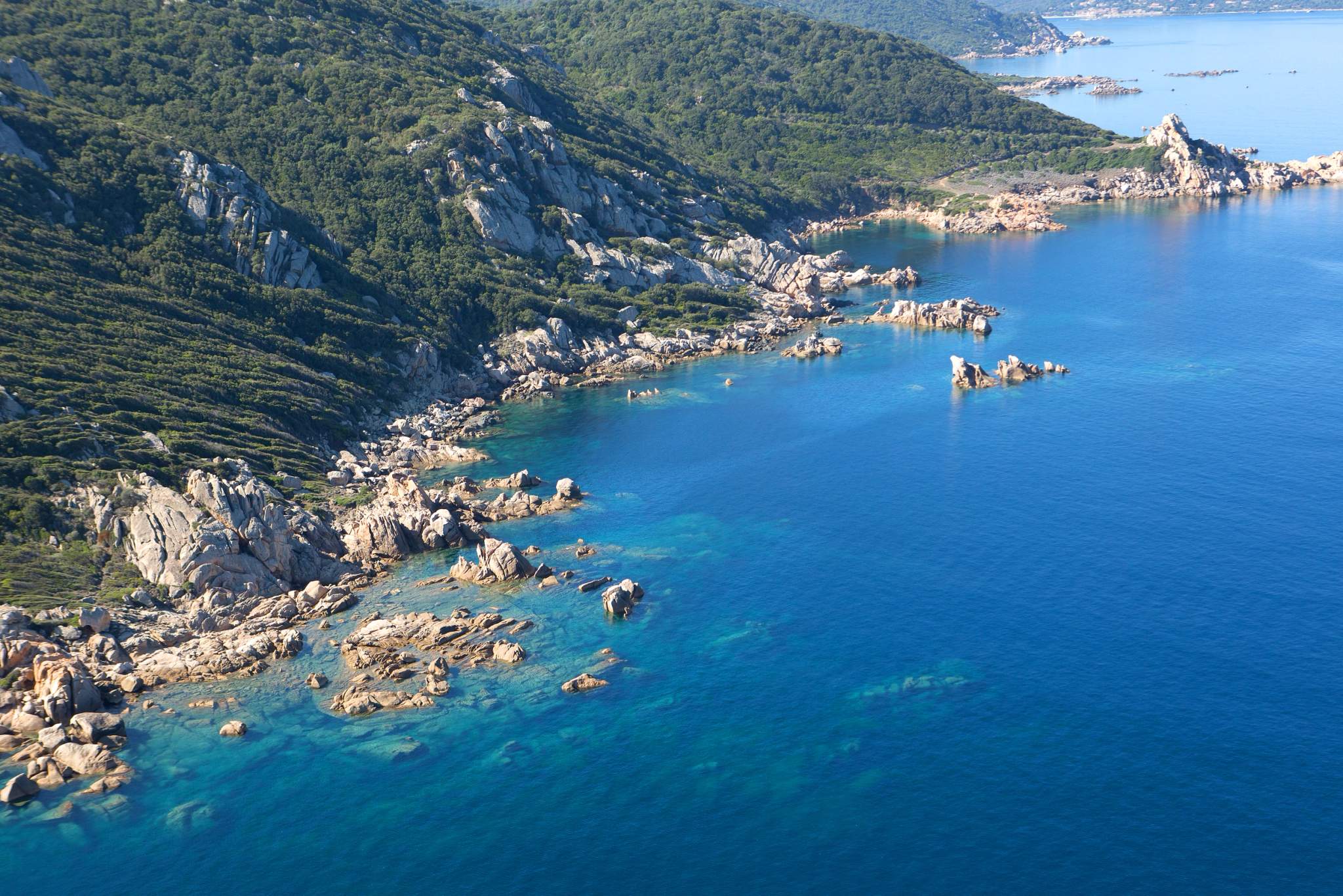 Vue aérienne de la côte rocheuse de Propriano en Corse avec ses eaux turquoise