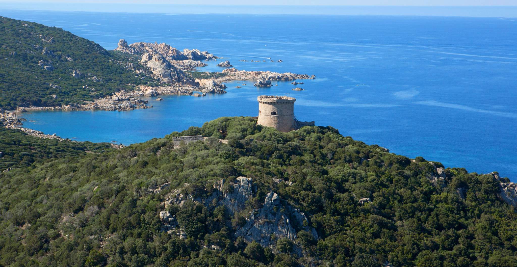 Tour génoise surplombant la baie de Propriano en Corse avec vue sur la mer Méditerranée