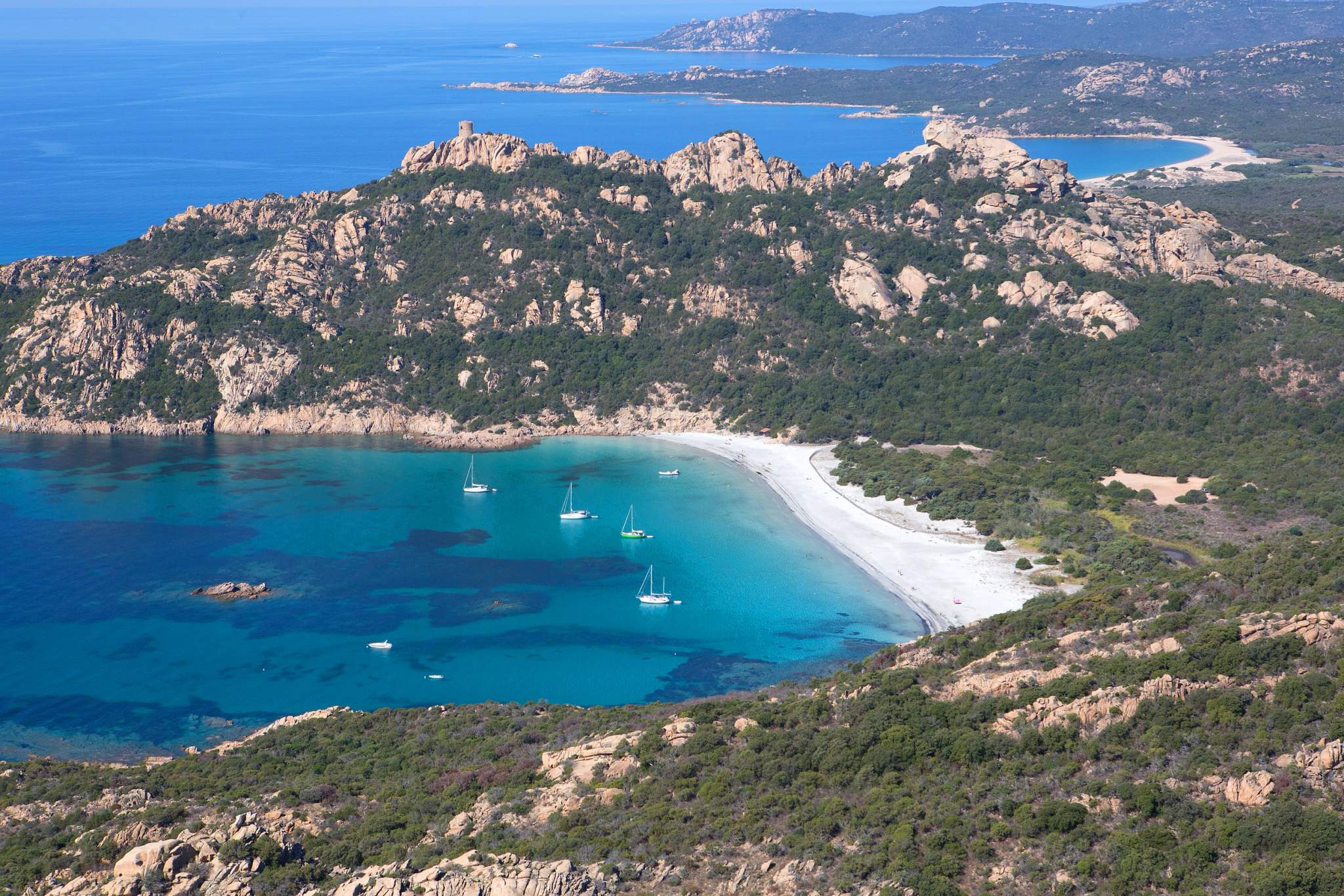 Baie de Propriano en Corse avec plage blanche, eaux turquoise et voiliers