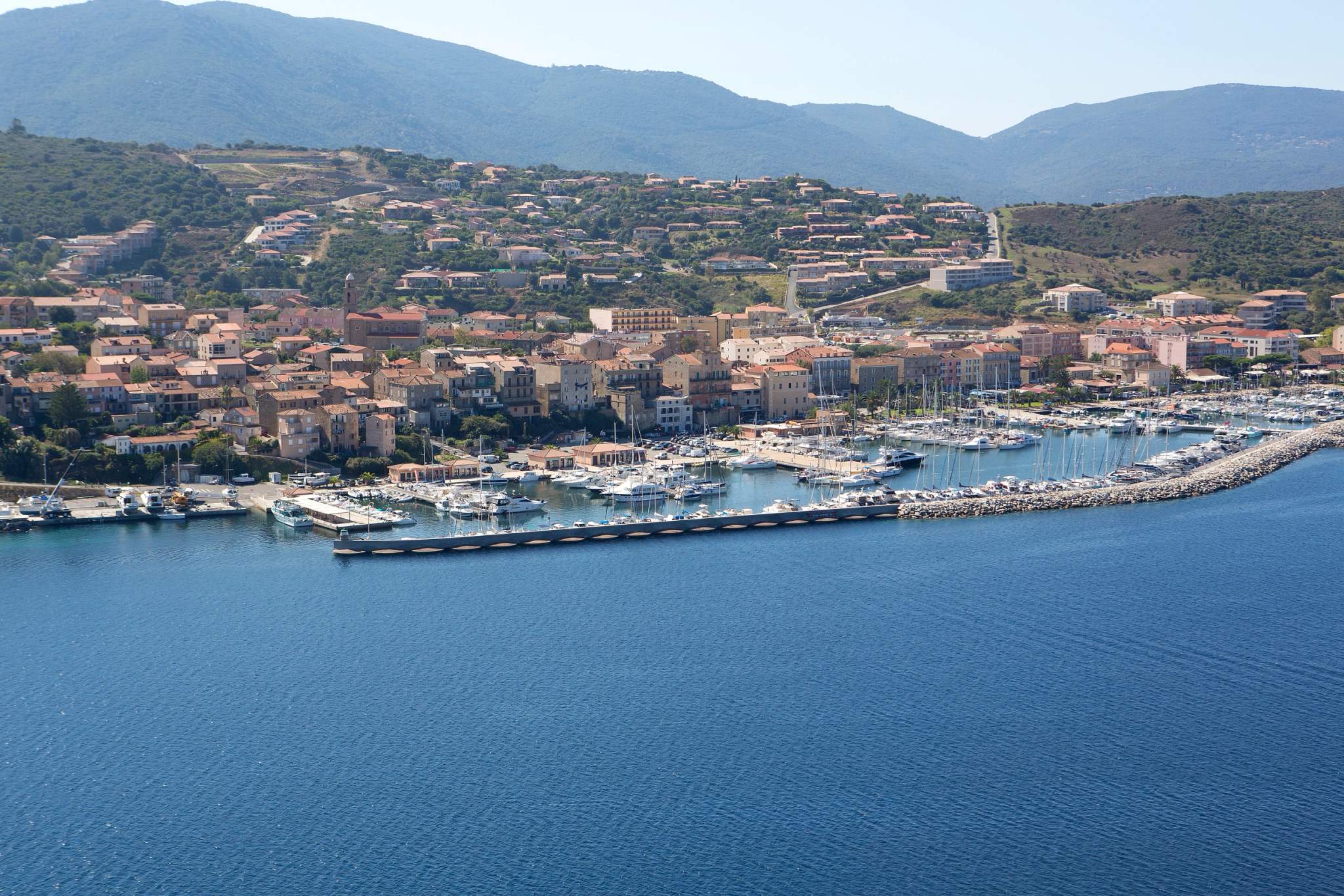 Vue aérienne du port de Propriano en Corse avec ses voiliers et montagnes
