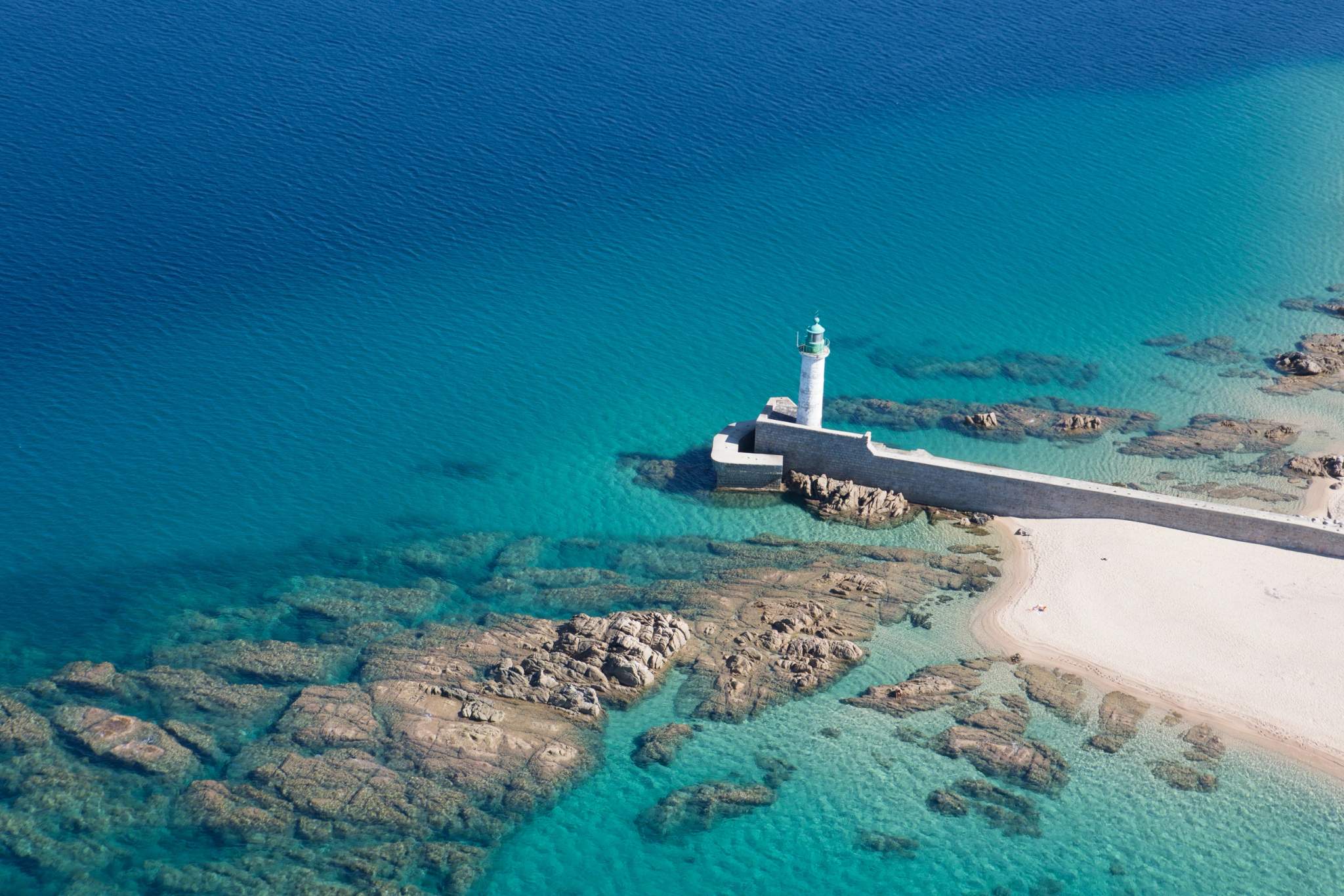 Phare et plage de Propriano en Corse avec eaux turquoise et rochers