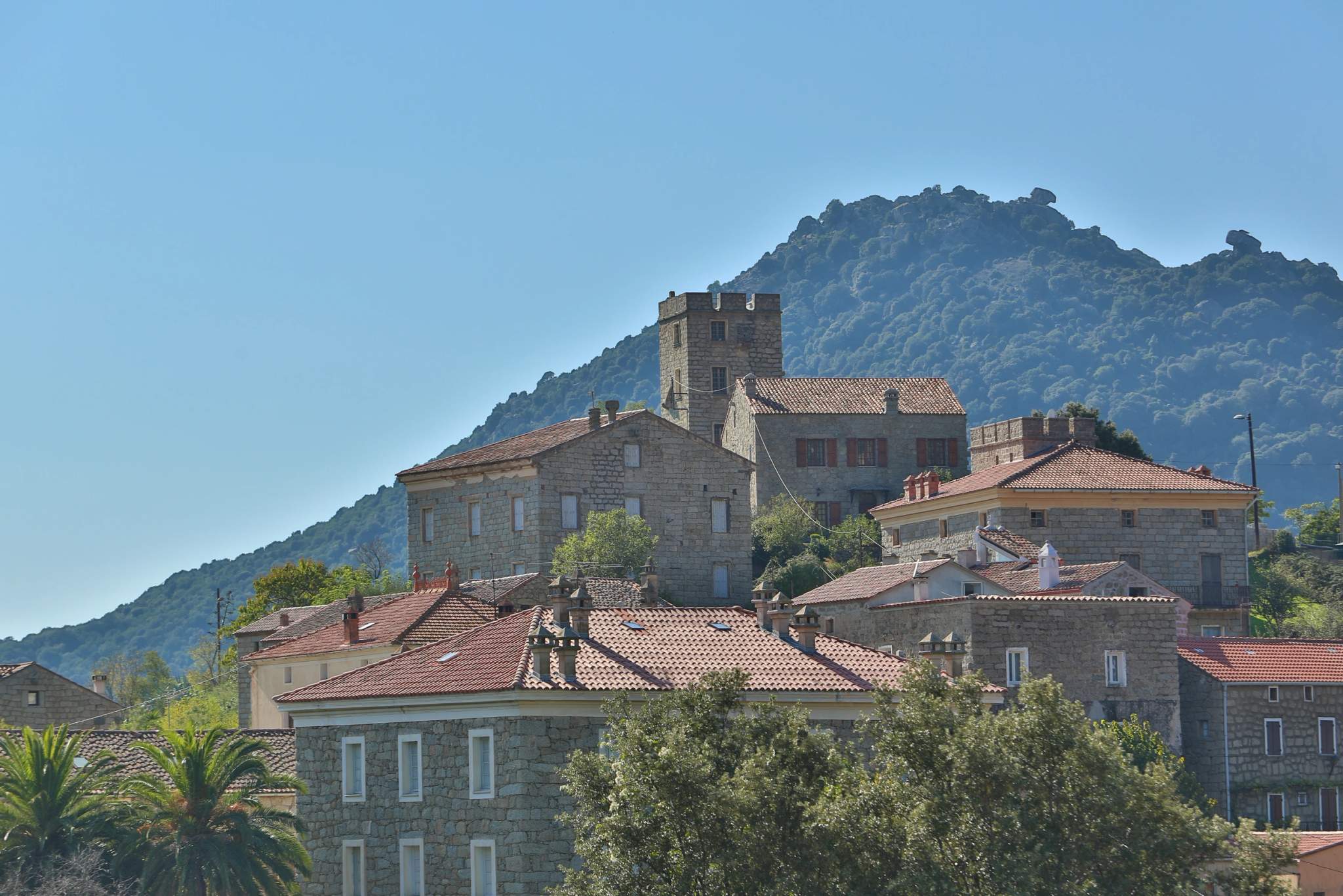 Village de pierre et architecture traditionnelle de Propriano en Corse avec montagne