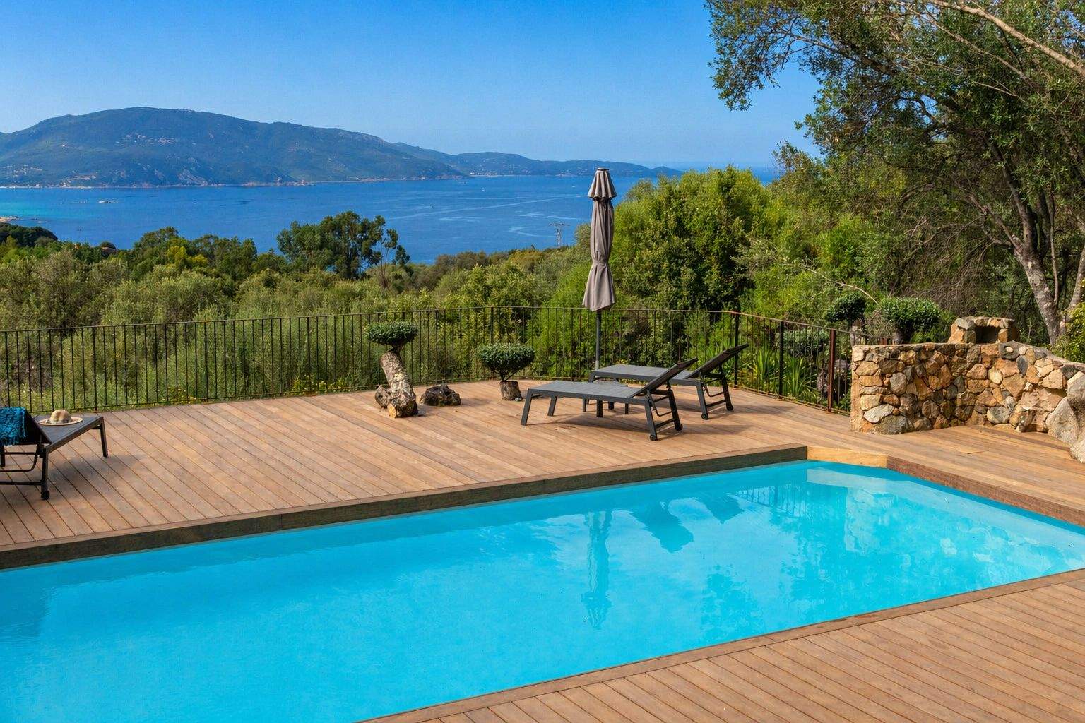 Villa haut de gamme avec piscine vue mer en Méditerranée