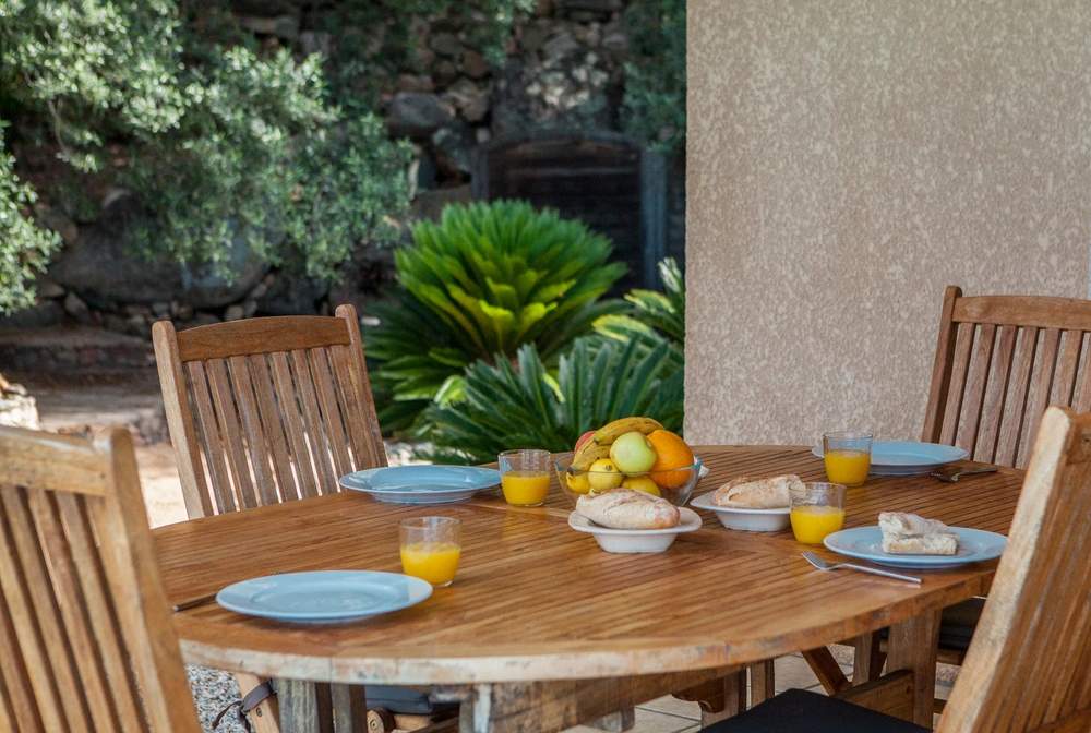 Table de petit-déjeuner en bois dans les villas de luxe avec vue sur jardin