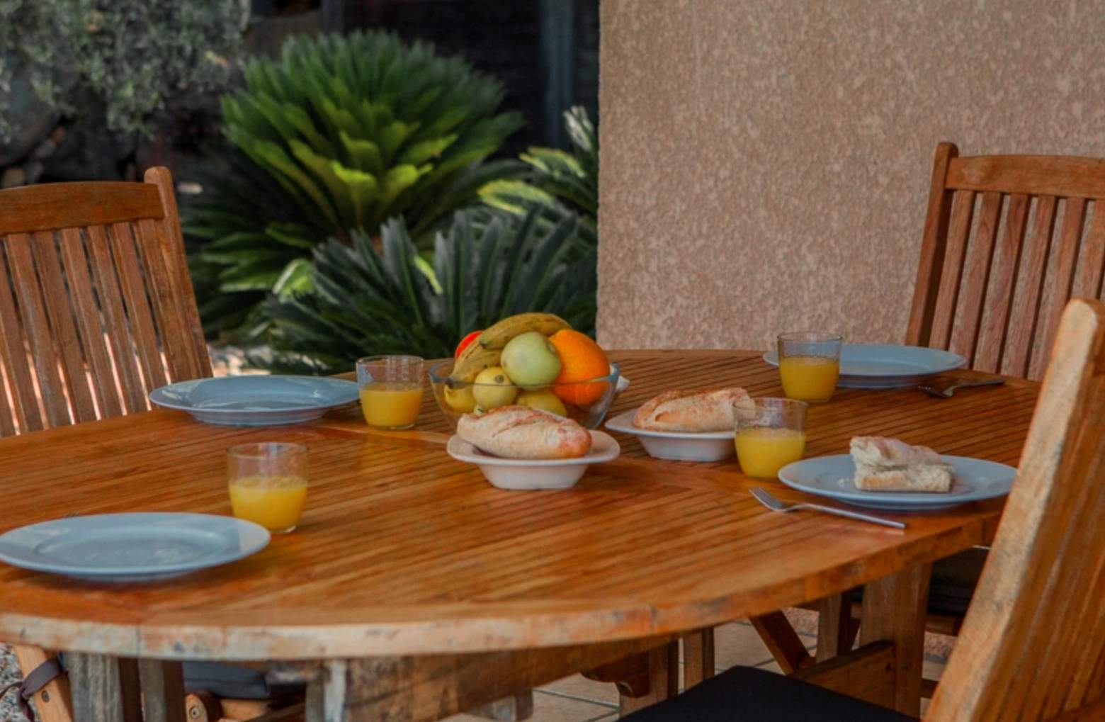 Villa avec piscine - table en bois avec fruits et petit déjeuner en terrasse