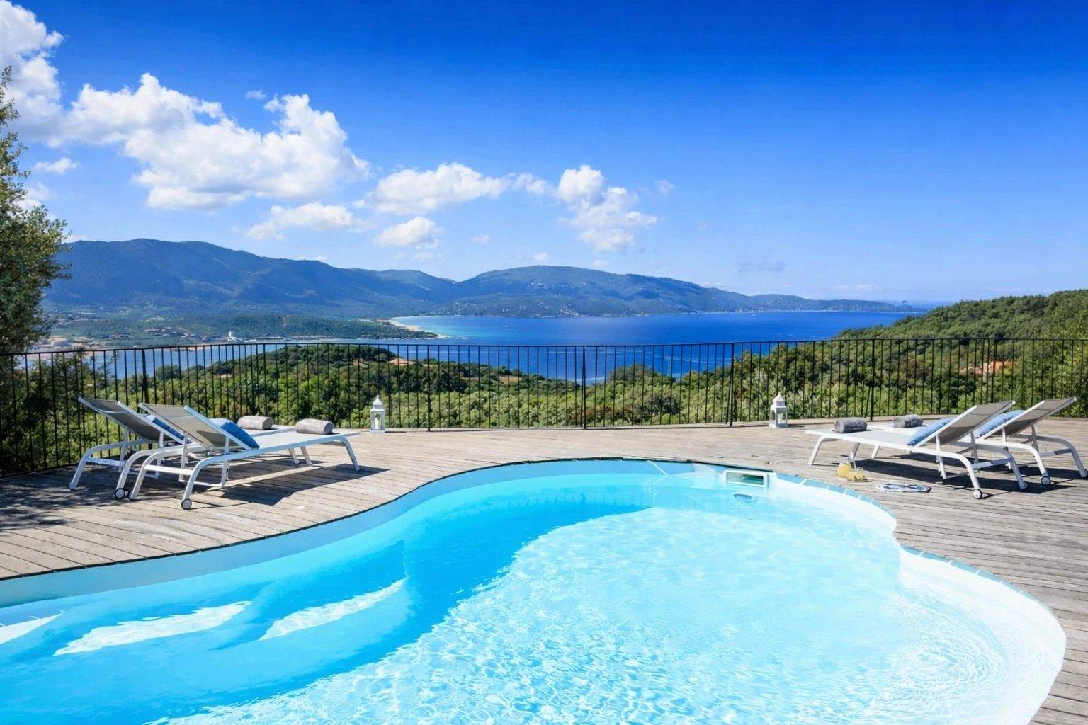 Villa haut de gamme avec piscine vue mer en Méditerranée