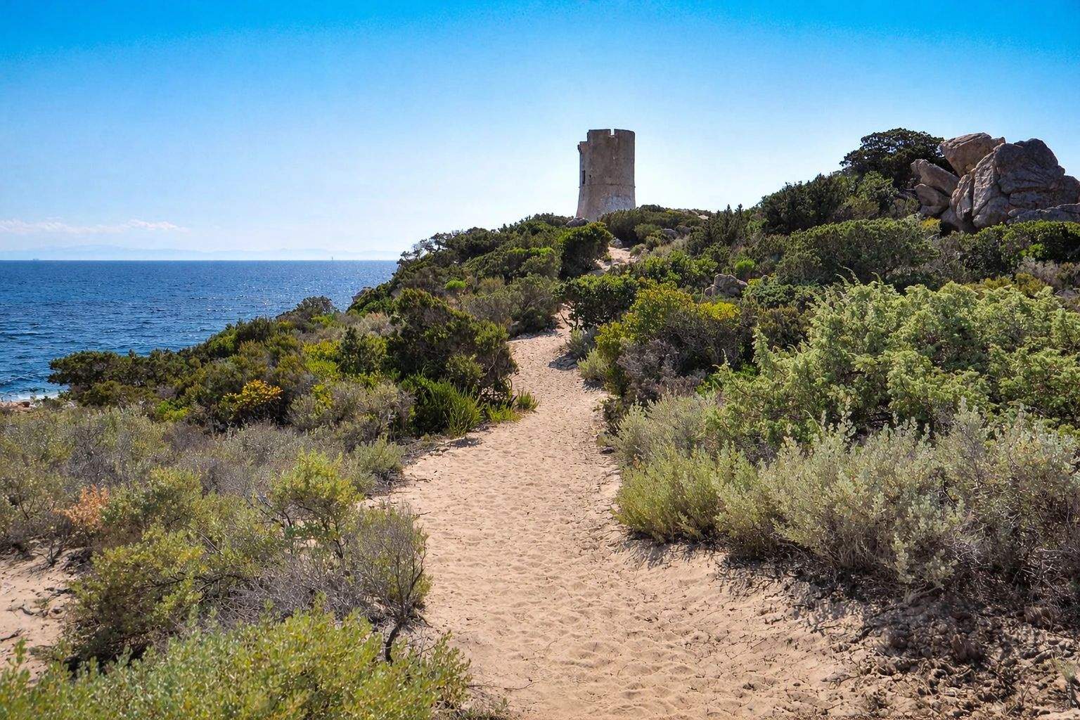 Sentier côtier vers la tour génoise de Propriano en Corse avec végétation méditerranéenne