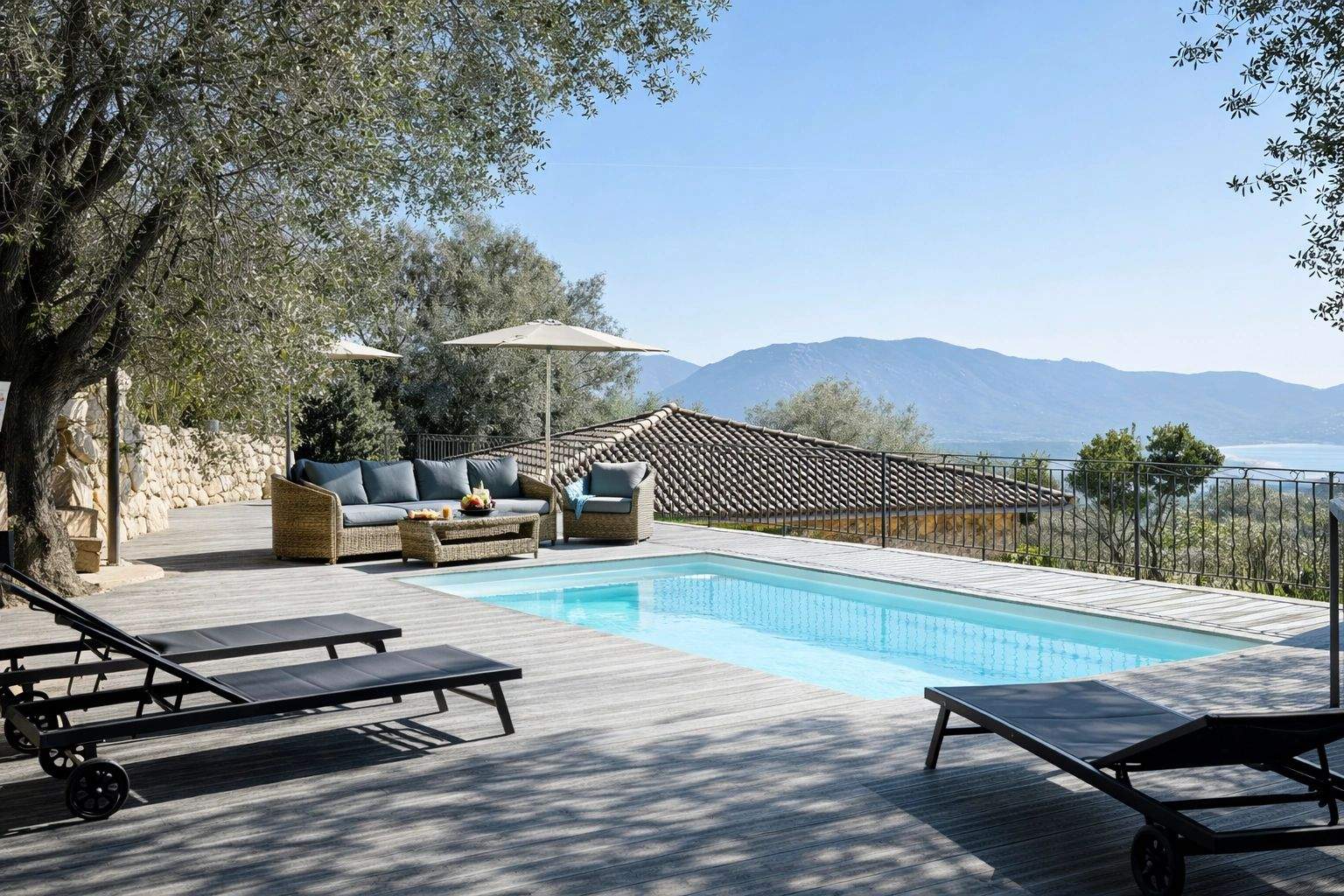 Villa haut de gamme avec piscine, terrasse et vue sur les montagnes