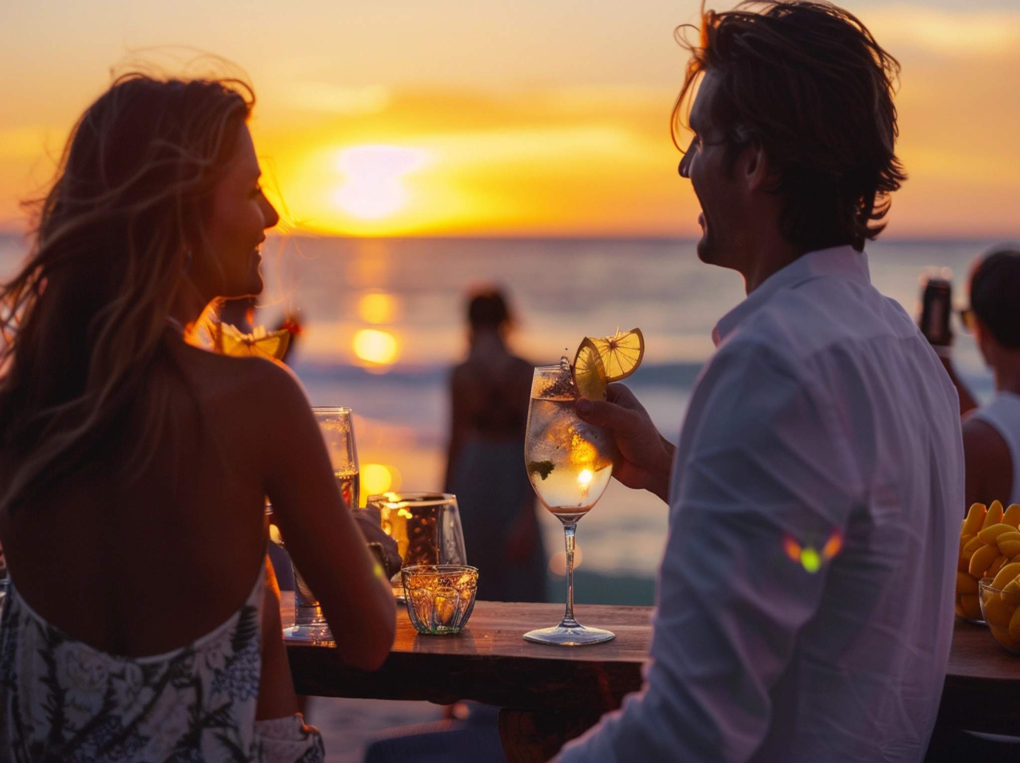 Couple partageant un verre au coucher de soleil en villa avec piscine face à la mer