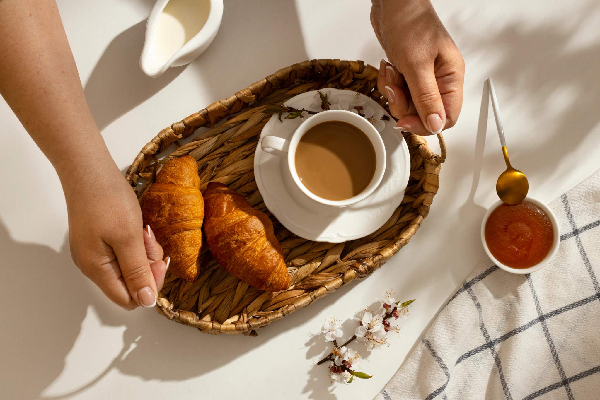Petit-déjeuner français avec croissants, café et confiture à la villa avec piscine
