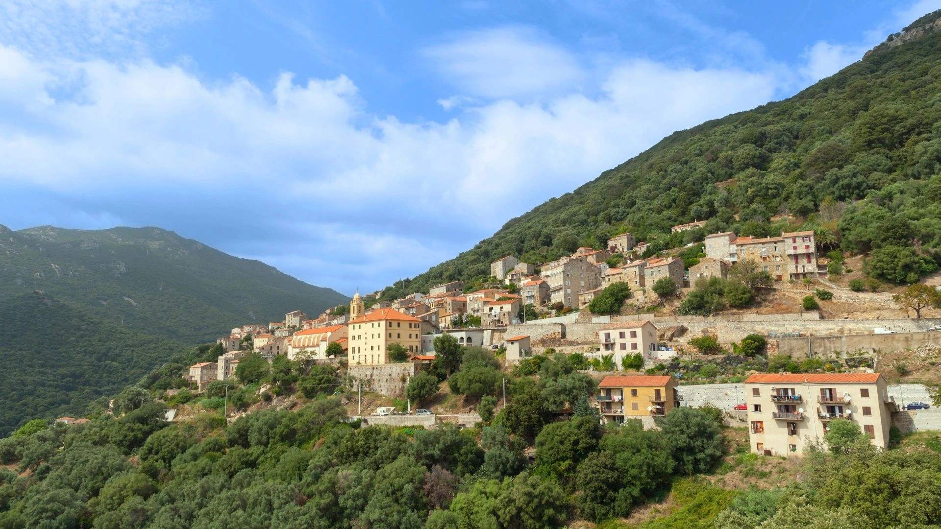Village montagneux avec maisons traditionnelles près de Propriano en Corse