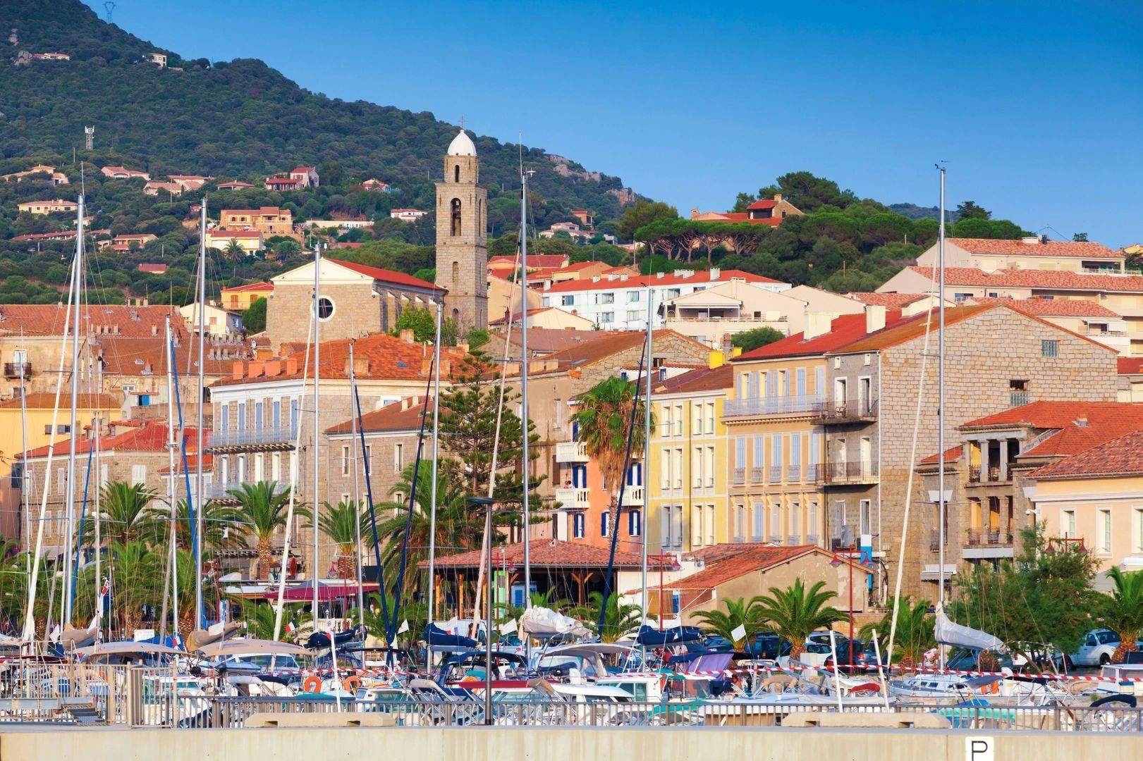 Port de Propriano en Corse avec ses voiliers et maisons colorées