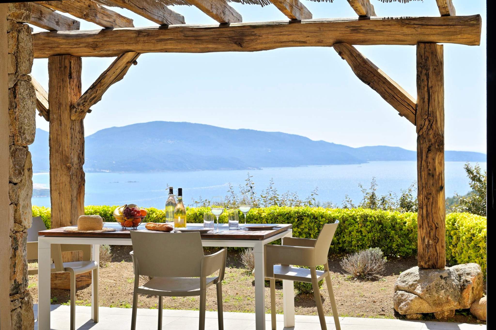 Villa haut de gamme avec terrasse vue mer et pergola en bois