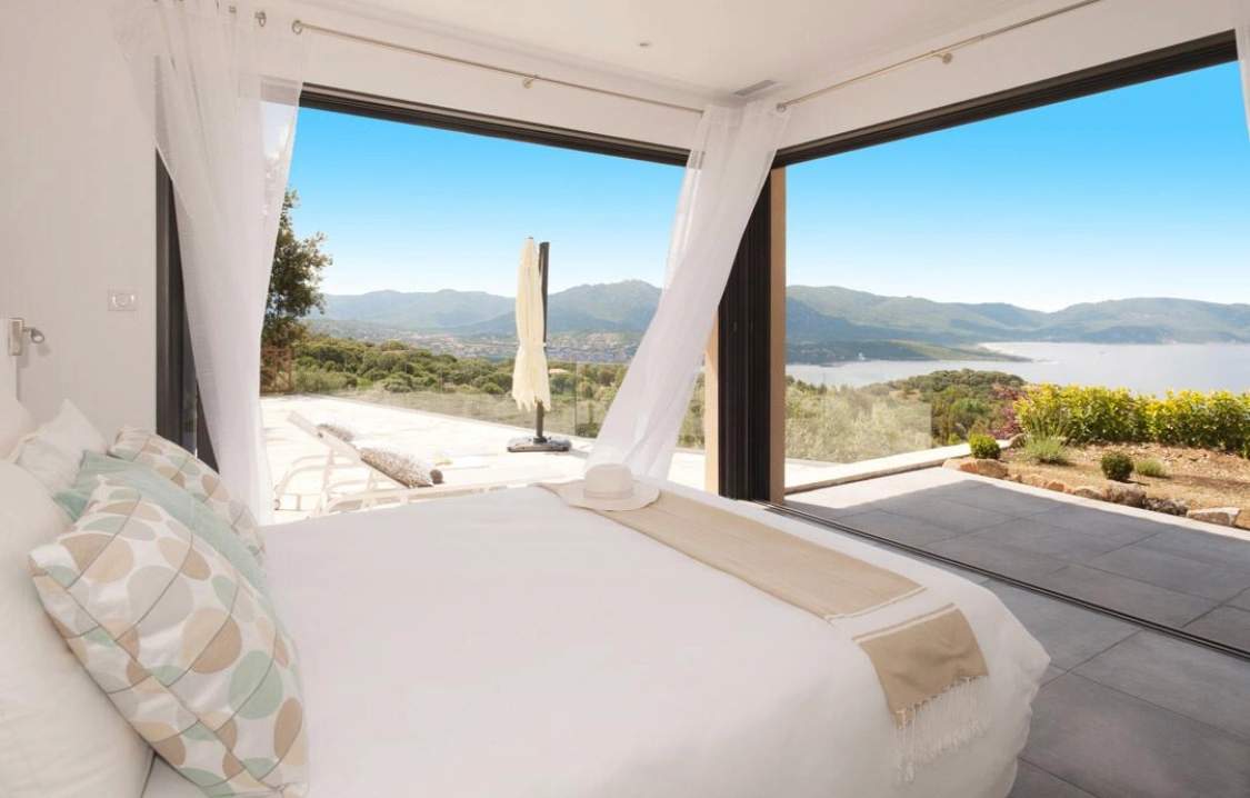 Chambre de résidence de luxe avec vue panoramique sur le lac et terrasse privée