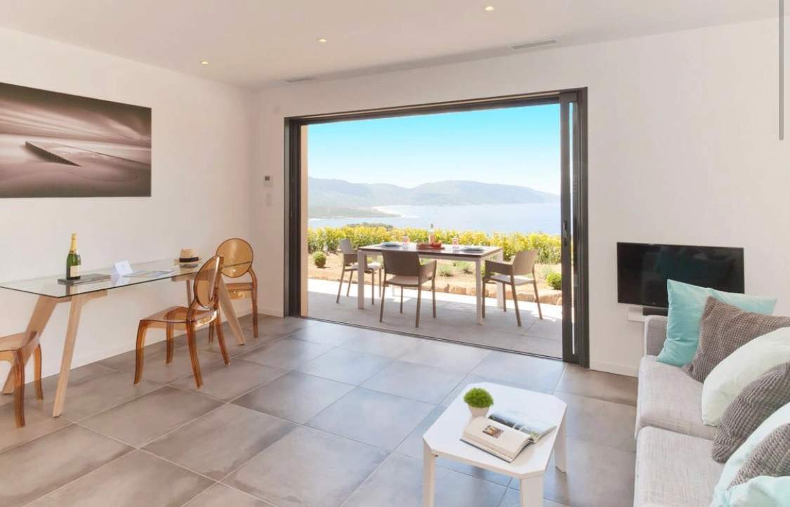 Résidence de luxe moderne avec vue panoramique sur le lac et terrasse ensoleillée