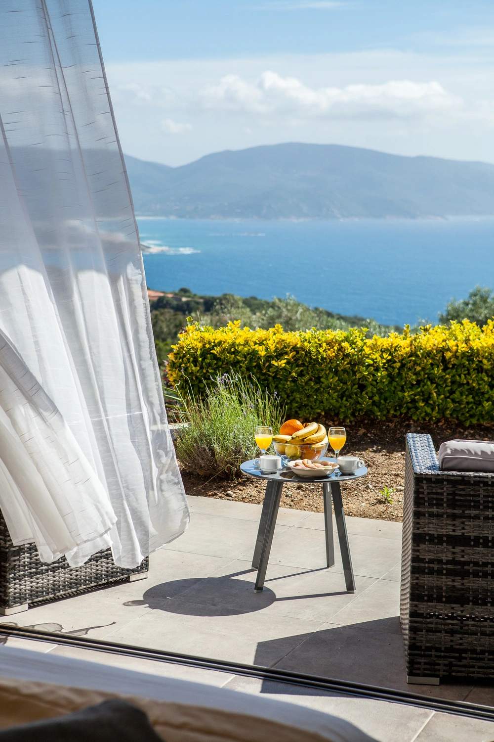 Villa avec piscine terrasse petit-déjeuner vue mer méditerranée