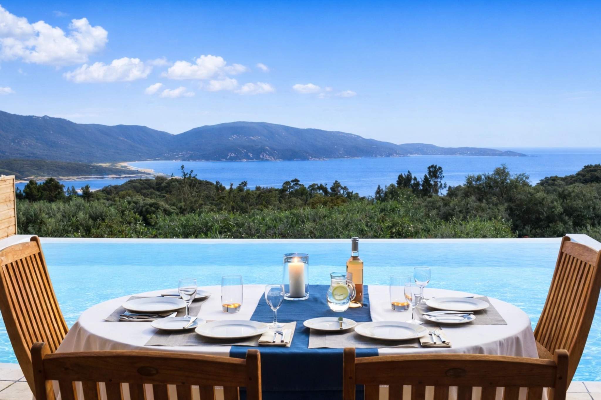Villa haut de gamme avec table dressée face à la mer Méditerranée et piscine à débordement