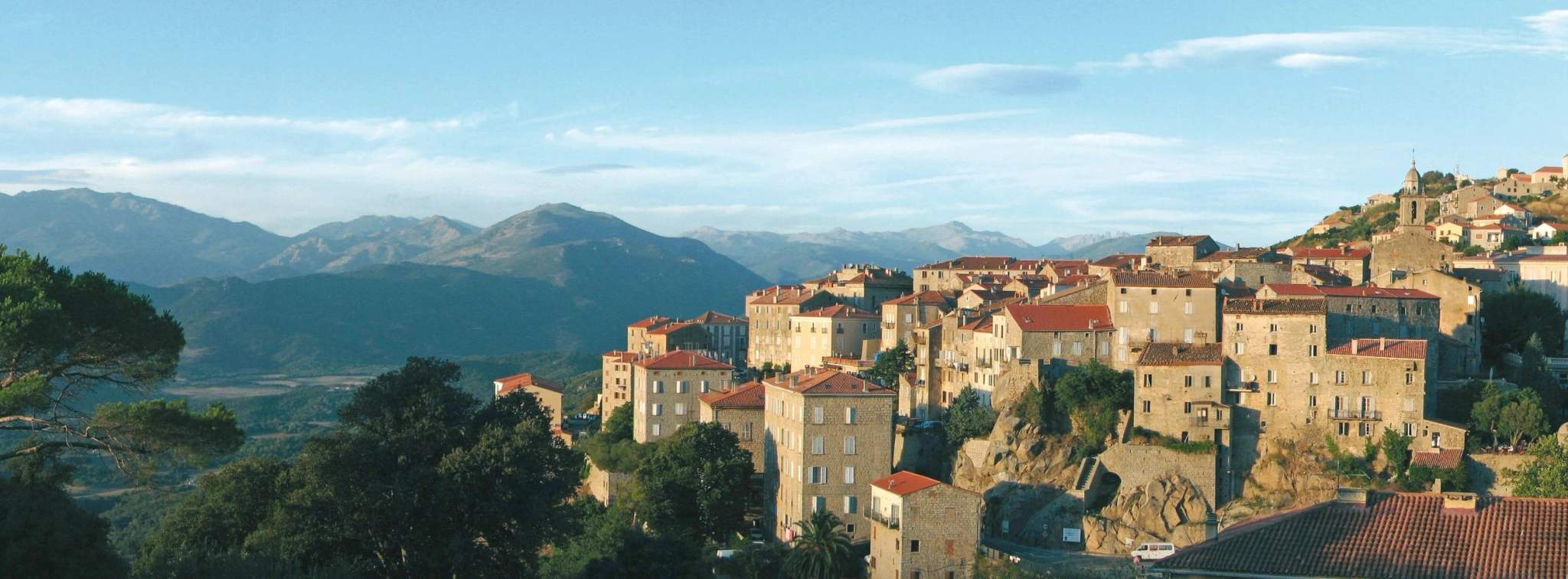 Propriano village perché en Corse avec montagnes et vallée en arrière-plan