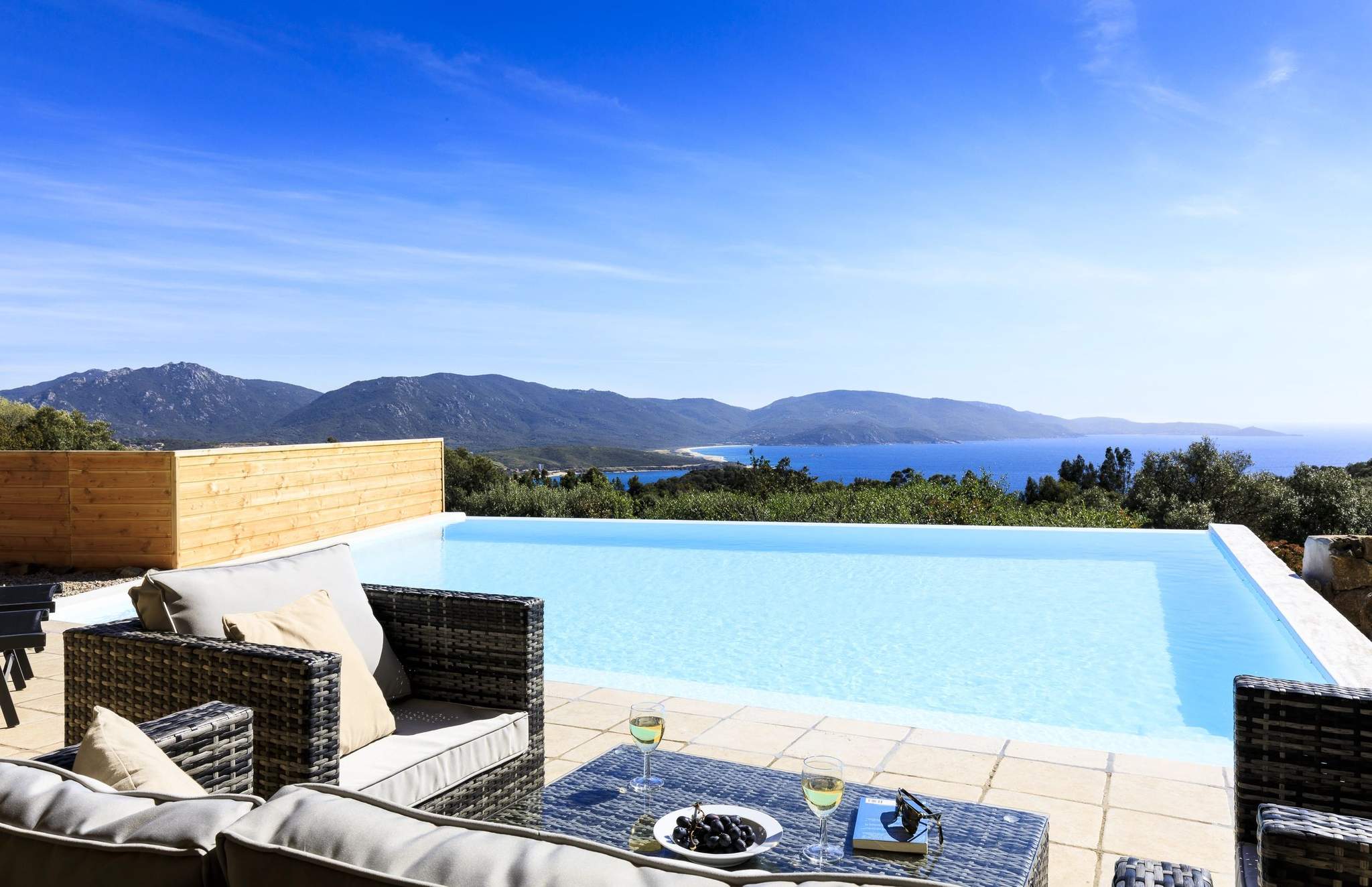 Piscine avec vue panoramique sur la mer en Corse-du-Sud