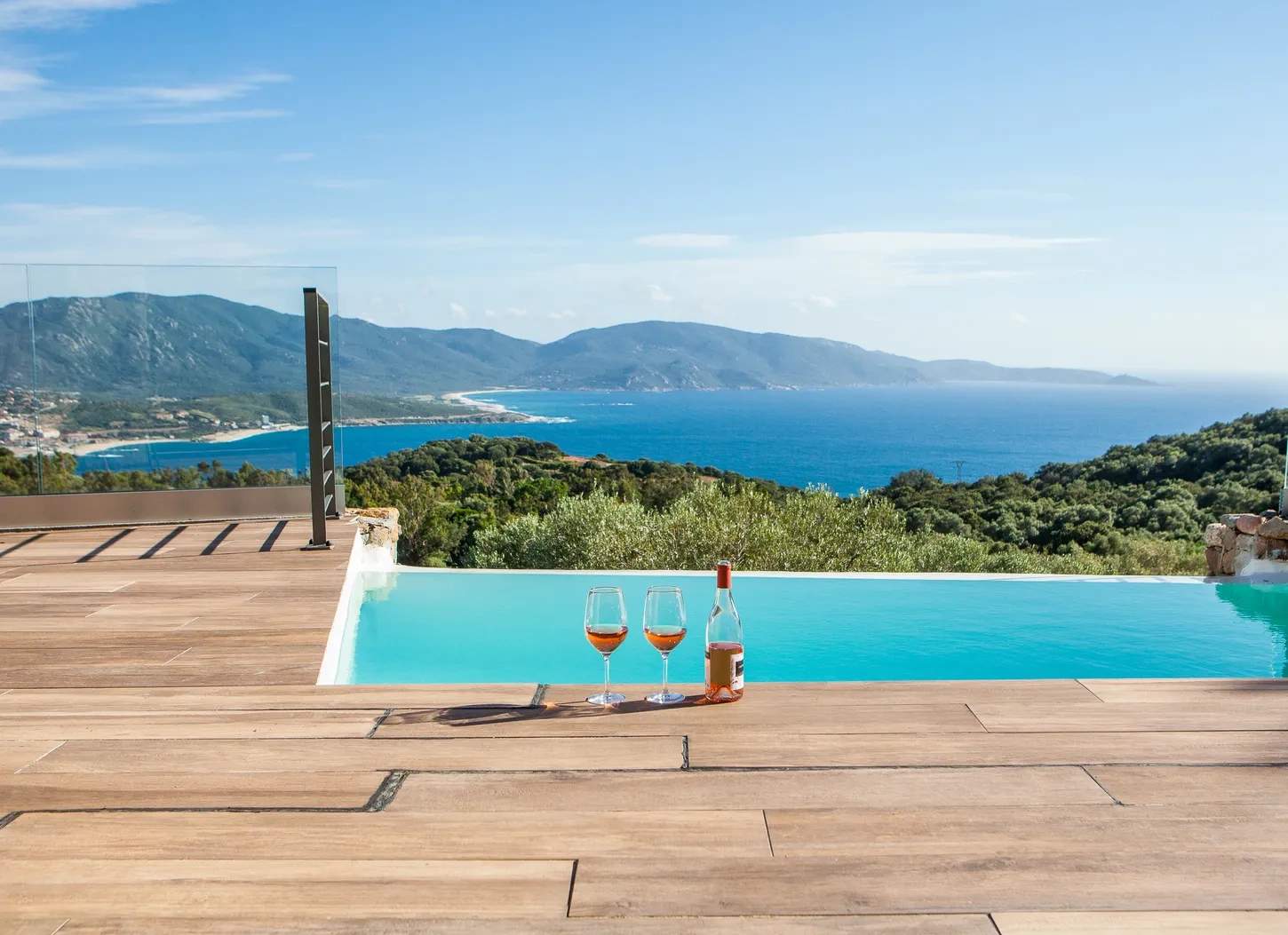 Résidence de luxe avec piscine à débordement vue sur la mer Méditerranée