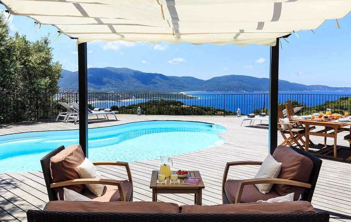 Piscine avec vue sur la mer en Corse-du-Sud, terrasse aménagée face au golfe